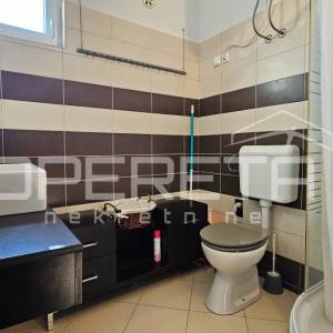 Pag, Potočnica - Kuća s tri apartmana i pogledom na more