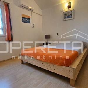 Pag, Potočnica - Kuća s tri apartmana i pogledom na more