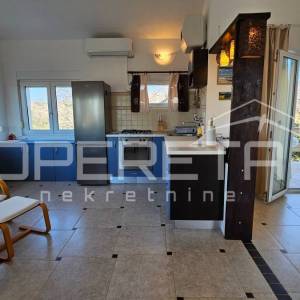 Pag, Potočnica - Kuća s tri apartmana i pogledom na more