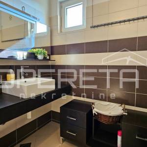 Pag, Potočnica - Kuća s tri apartmana i pogledom na more