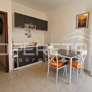 Pag, Potočnica - Kuća s tri apartmana i pogledom na more