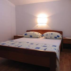 PAG, POVLJANA - Apartmanska kuća na 200 metara od mora!
