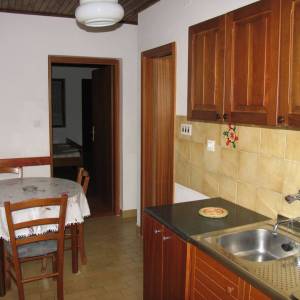 PAG, POVLJANA - Apartmanska kuća na 200 metara od mora!