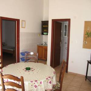 PAG, POVLJANA - Apartmanska kuća na 200 metara od mora!