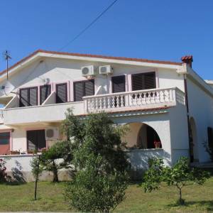 PAG, POVLJANA - Apartmanska kuća na 200 metara od mora!