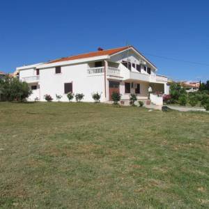 PAG, POVLJANA - Apartmanska kuća na 200 metara od mora!