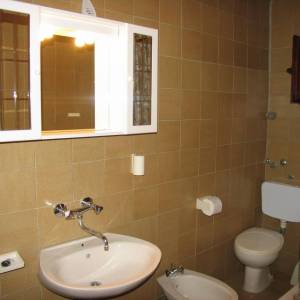 PAG, POVLJANA - Apartmanska kuća na 200 metara od mora!