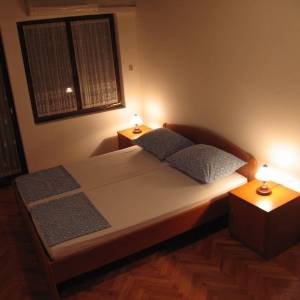 PAG, POVLJANA - Apartmanska kuća na 200 metara od mora!