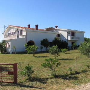 PAG, POVLJANA - Apartmanska kuća na 200 metara od mora!