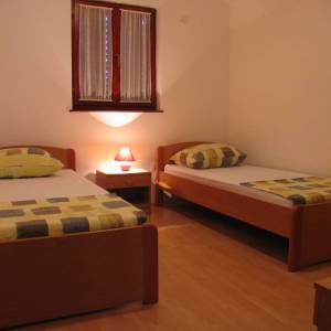 PAG, POVLJANA - Apartmanska kuća na 200 metara od mora!