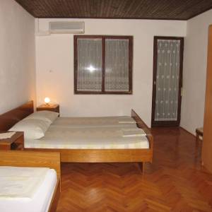 PAG, POVLJANA - Apartmanska kuća na 200 metara od mora!
