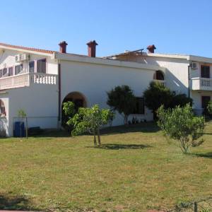 PAG, POVLJANA - Apartmanska kuća na 200 metara od mora!