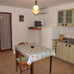 PAG, POVLJANA - Apartmanska kuća na 200 metara od mora!