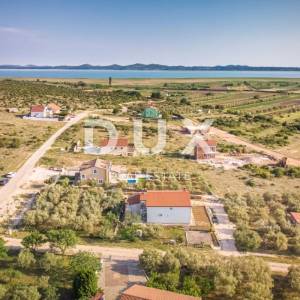 PAKOŠTANE, VRANA - Predivna kamena vila s grijanim bazenom