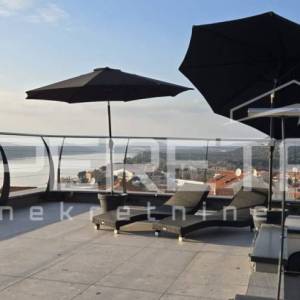 Penthouse za dugoročni najam u Šibeniku s krovnom terasom i jacuzzijem