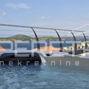 Penthouse za dugoročni najam u Šibeniku s krovnom terasom i jacuzzijem