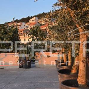 Penthouse za dugoročni najam u Šibeniku s krovnom terasom i jacuzzijem