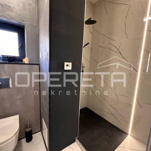 Penthouse za dugoročni najam u Šibeniku s krovnom terasom i jacuzzijem