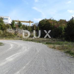 PERMANI, JURDANI-građevinsko zemljište 2000m2 s građ. dozvolom za halu od 600m2 (namjena: trgovačka, zanatska, industrijska)...