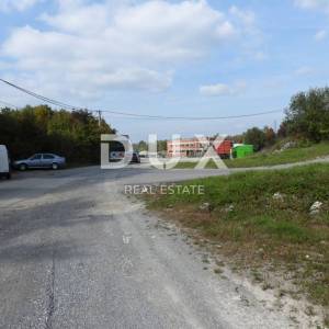 PERMANI, JURDANI-građevinsko zemljište 2000m2 s građ. dozvolom za halu od 600m2 (namjena: trgovačka, zanatska, industrijska)...