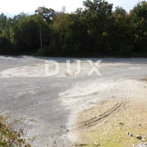 PERMANI, JURDANI-građevinsko zemljište 2000m2 s građ. dozvolom za halu od 600m2 (namjena: trgovačka, zanatska, industrijska)...