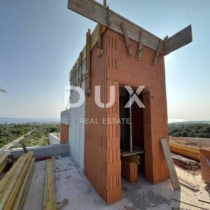 PETRČANE - Luksuzni četverosoban stan 192m² - s vrtom i krovnom terasom!