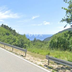 PLOMIN - poljoprivredno zemljište 28000m2 s ucrtanim objektom 55m2, udaljeno 300m od mora