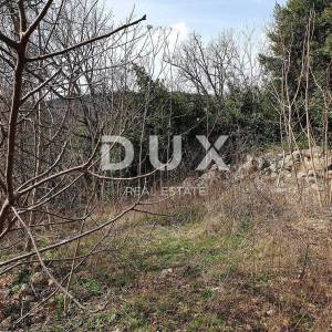 POBRI - MATULJI – građevinsko zemljište površine 1600 m2 za obiteljsku kuću / stambenu zgradu - stanove