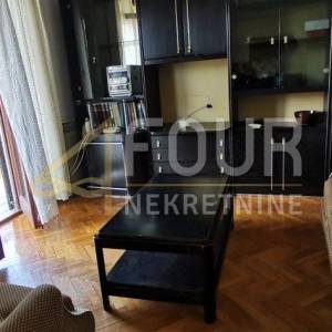 Podhum, samostojeća kuća 200m2, 2 garaže, okućnica