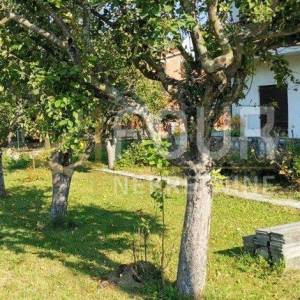 Podhum, samostojeća kuća 200m2, 2 garaže, okućnica