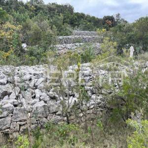 Poljoprivredno zemljište s potencijalom – 9435 m² u srcu prirode