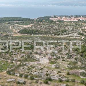 Poljoprivredno zemljište od 14,049 m2, na otoku  Braču – Idealna prilika za inve