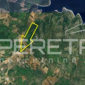 Poljoprivredno zemljište s 500 badema i pogledom na more, Brač