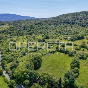 Poljoprivredno zemljište (3478m2) do urbanizirane zone s vodom i strujom 