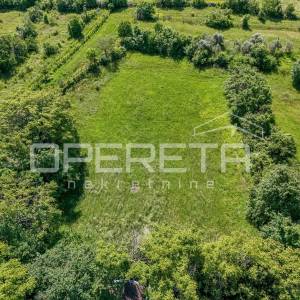Poljoprivredno zemljište (3478m2) do urbanizirane zone s vodom i strujom 