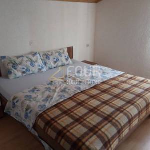 Poreč, samostojeća kuća s 2 stana, garaža, velika okućnica