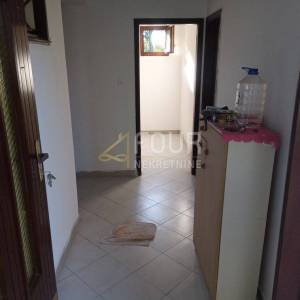 Poreč, samostojeća kuća s 2 stana, garaža, velika okućnica