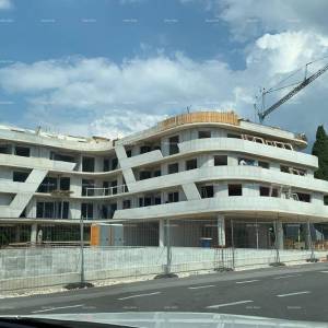 Poreč, stambeno poslovni objekt u gradnji sa apartmanima i podzemnim garažama