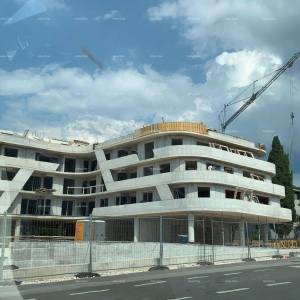 Poreč, stambeno poslovni objekt u gradnji sa apartmanima i podzemnim garažama