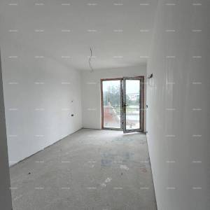 Poreč, stambeno poslovni objekt u gradnji sa apartmanima i podzemnim garažama