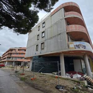 Poreč, stambeno poslovni objekt  sa apartmanima i podzemnim garažama.S74