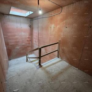Poreč, stambeno poslovni objekt  sa apartmanima i podzemnim garažama.S74