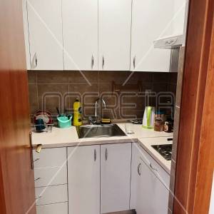 Poslovni prostor sa mogućnosšću prenamjene u stambeni, 48,41 m2, Ploče 