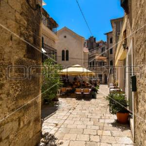 Poslovno stambena zgrada u centru stare gradske  jezgre, Split