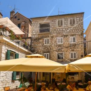 Poslovno stambena zgrada u centru stare gradske  jezgre, Split