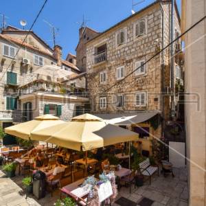 Poslovno stambena zgrada u centru stare gradske  jezgre, Split