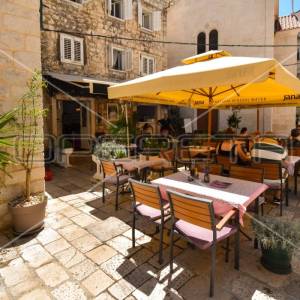 Poslovno stambena zgrada u centru stare gradske  jezgre, Split