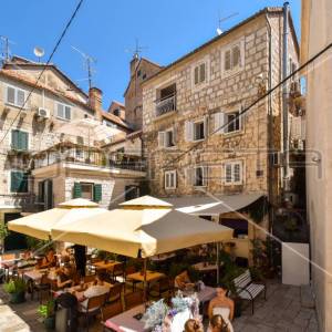 Poslovno stambena zgrada u centru stare gradske  jezgre, Split