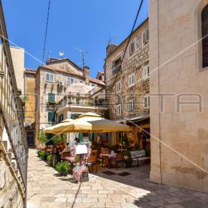 Poslovno stambena zgrada u centru stare gradske  jezgre, Split