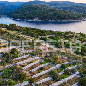Povlja, Brač - ekskluzivno građevinsko zemljište s panoramskim pogledom na more.
